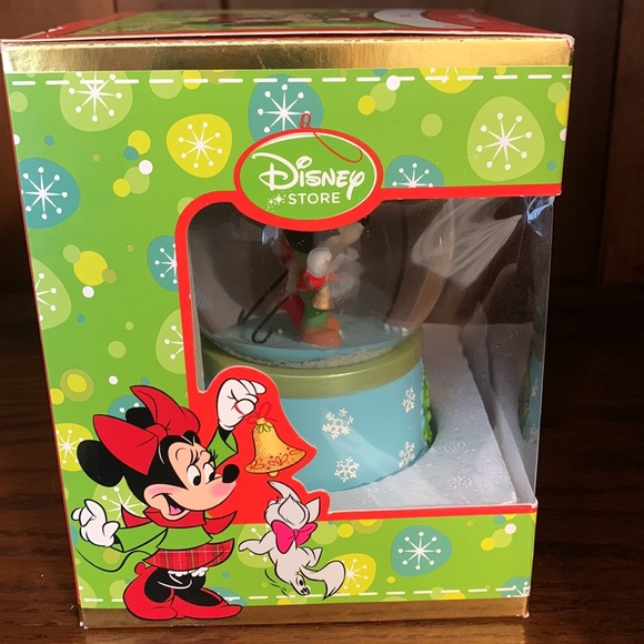 Disney Store Mickey and Minnie snow globe 2012 - Picture 4 of 7